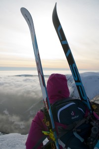 Uchycení lyží na bocích batohu